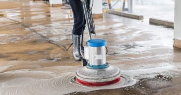 Grundreinigung Bild einer Grundreinigung – Fachkräfte führen eine umfassende Reinigung in einem Wohn- oder Gewerberaum durch, um alle Oberflächen gründlich zu säubern und für ein frisches Ambiente zu sorgen."