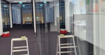 Referenzen 4 Fensterreinigung – Ein frisch gereinigtes Fenster, das strahlend klar ist und die Umgebung widerspiegelt. Der Fokus liegt auf der glatten Oberfläche des Glases, während der Rahmen des Fensters in einem eleganten Design zu sehen ist
